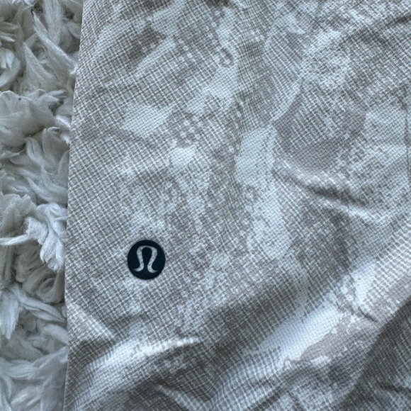 Luluemon license to train short lined 7” - Picture 4 of 6